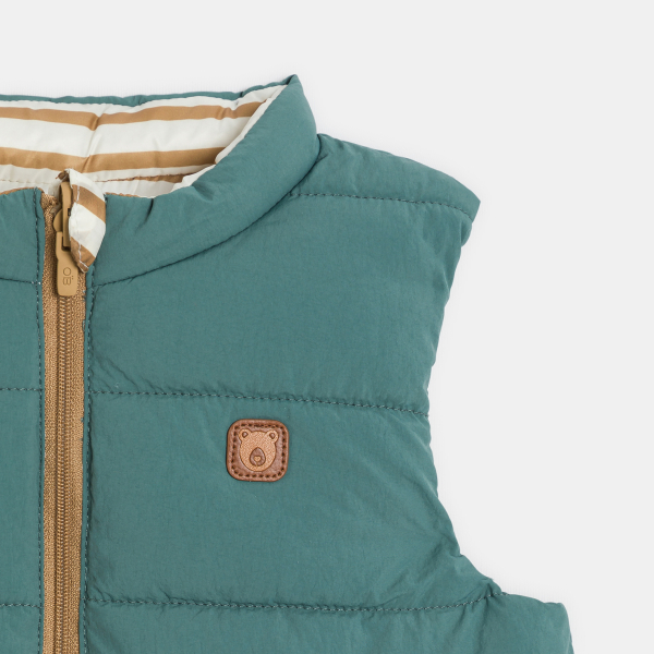 سترة بدون أكمام بوجهين باللون الأخضر للأطفال الصغار.